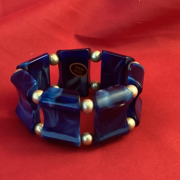 Vintage blue lucite stretch bracelet - Picture 2 of 5